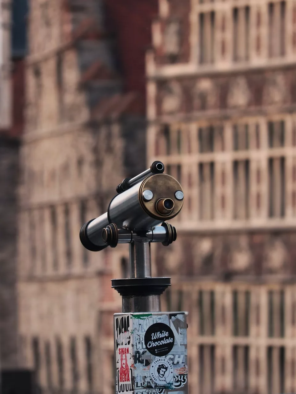 How Does A Refractor Telescope Differ From A Reflector Telescope? How Does A Refractor Telescope Differ From A Reflector Telescope?